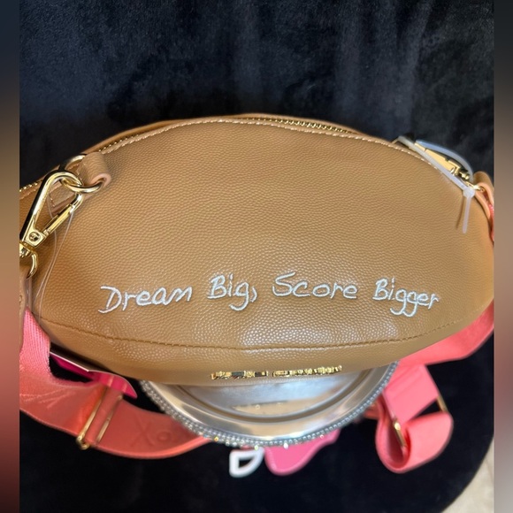 🏈🩷 Betsey Johnson Kitsch Crossbody
Football XOTOSS🏈🩷NWT - Picture 10 of 11